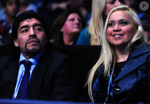 Diego Maradona et sa compagne de l'époque Veronica Ojeda à Londres le 22 novembre 2010.