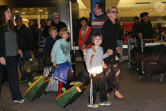 Exclusif - Sharon Stone et ses trois enfants Roan, Quinn, et Laird arrivent à Paris en provenance de Marrakech, le 30 novembre 2013.