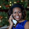 Michelle Obama téléphone aux enfants américains pour les prevenir de l'arrivée du Père Noel, à Kailua sur l'île d'Hawaï, le 24 décembre 2013