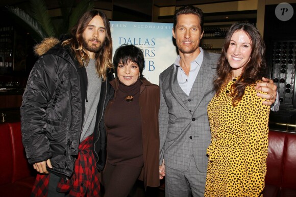 Jared Leto, Liza Minnelli, Matthew McConaughey et la productrice Rachel Winter lors d'un dîner spécial en hommage à Dallas Buyers Club au Monkey Bar de New York le 6 janvier 2014.