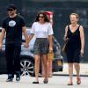 Jake Gyllenhaal tenant la main d'Alyssa Miller et se promenant avec sa mère Naomi Foner à New York le 14 juillet 2013