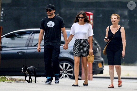 Jake Gyllenhaal tenant la main d'Alyssa Miller et se promenant avec sa mère Naomi Foner à New York le 14 juillet 2013