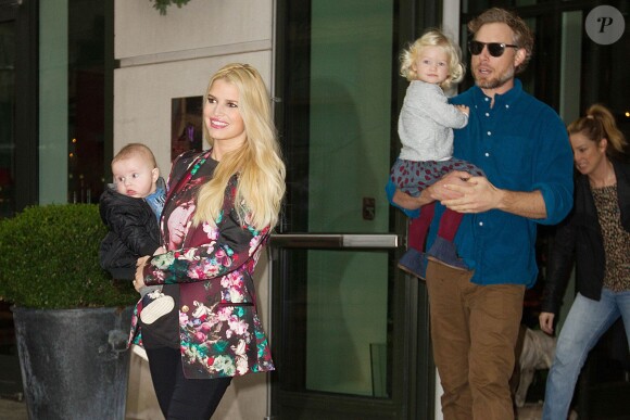 Jessica Simpson accompagnée de son amoureux Eric Johnson, ainsi que leurs enfants Ace et Maxwell, quittent l'hôtel Crosby à New York, le 6 décembre 2013