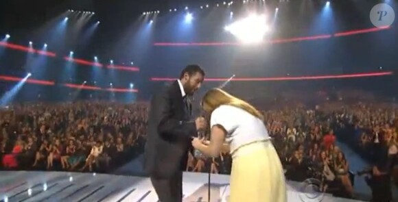 Drew Barrymore enceinte remet un prix à Adam Sandler aux People's Choice Awards 2014.