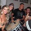 Ronaldo s'essaie au tambour avec de charmantes créatures de la nuit dans une école de samba à Sao Paulo le 4 octobre 2013