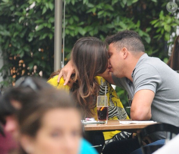 Ronaldo et sa compagne Paula à la terrasse d'un restaurant de Los Angeles, le 5 mai 2013