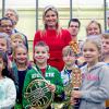 La reine Maxima des Pays-Bas dans une école de Haarlem le 8 janvier 2014 pour le lancement de l'action ''Un enfant, un instrument'' soutenue notamment par le programme ''Les enfants font de la musique'' du Fonds Orange.