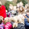 La reine Maxima des Pays-Bas dans une école de Haarlem le 8 janvier 2014 pour le lancement de l'action ''Un enfant, un instrument'' soutenue notamment par le programme ''Les enfants font de la musique'' du Fonds Orange.