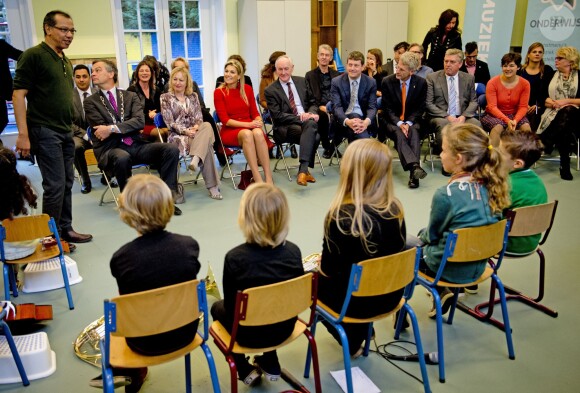 La reine Maxima des Pays-Bas en visite dans une école primaire de Haarlem le 8 janvier 2014 pour le lancement de l'action ''Un enfant, un instrument'' soutenue notamment par le programme ''Les enfants font de la musique'' du Fonds Orange.