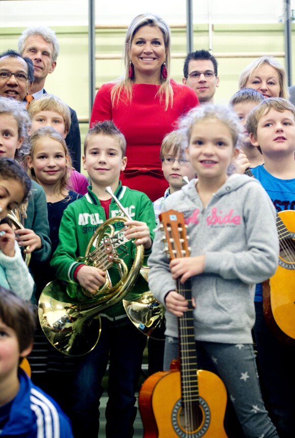 Maxima des Pays-Bas dans une école primaire de Haarlem le 8 janvier 2014 pour le lancement de l'initiative ''Un enfant, un instrument'' soutenue notamment par le programme ''Les enfants font de la musique'' du Fonds Orange.