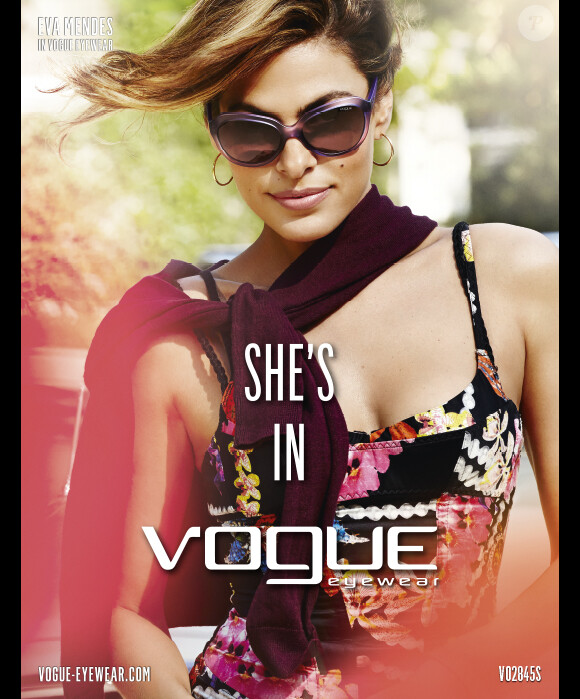 Eva Mendes, star en Vogue pour la collection printemps-été 2014 de Vogue Eyewear. Photo par Mario Testino.