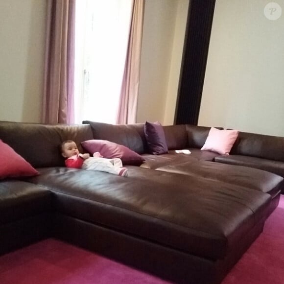 La fille de Jade Foret, Liva, regarde un dessin animé sur le canapé. Janvier 2014.