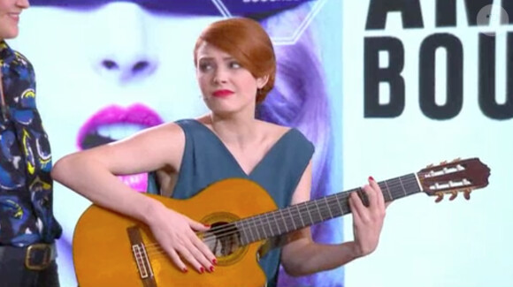 Elodie Frégé dans "Le Tube" sur Canal+, le 11 janvier 2014. Elle été invitée par Daphné Bürki suite à son coup de gueule sur Twitter.