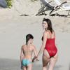 Exclusif - Stephanie Seymour et sa fille Lily se baignent sur la plage du restaurant Taiwana à Saint-Barthelemy, le 3 janvier 2014.