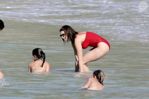 Exclusif - Stephanie Seymour et sa fille Lily se baignent sur la plage du restaurant Taiwana à Saint-Barthelemy, le 3 janvier 2014.