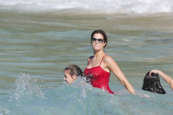 Exclusif - Stephanie Seymour et sa fille Lily se baignent sur la plage du restaurant Taiwana à Saint-Barthelemy, le 3 janvier 2014.