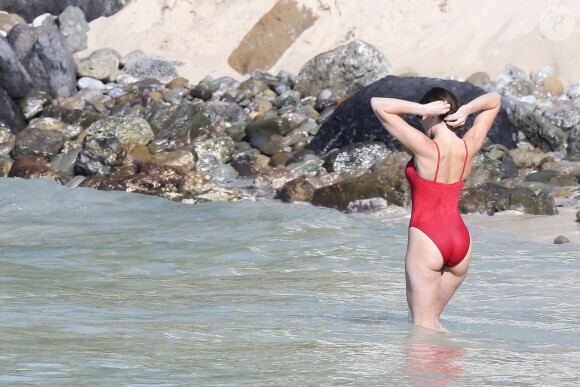 Exclusif - Stephanie Seymour et sa fille Lily se baignent sur la plage du restaurant Taiwana à Saint-Barthelemy, le 3 janvier 2014.
