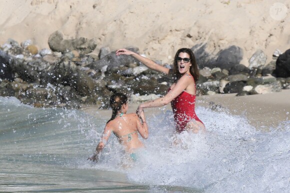 Exclusif - Stephanie Seymour et sa fille Lily se baignent sur la plage du restaurant Taiwana à Saint-Barthelemy, le 3 janvier 2014.