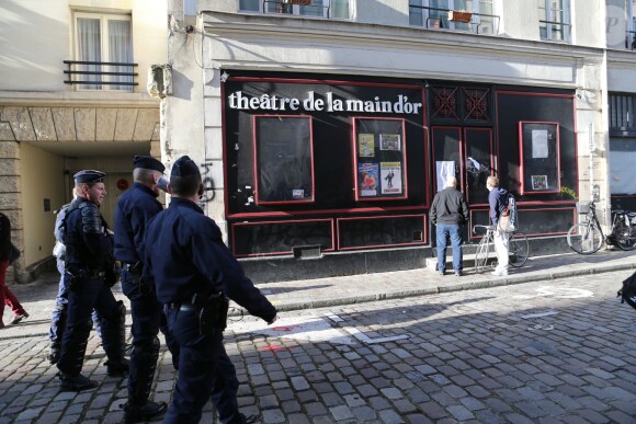 Agitation devant le théâtre de la Main d'or où se produit Dieudonné, le 11 janvier 2014 à Paris.