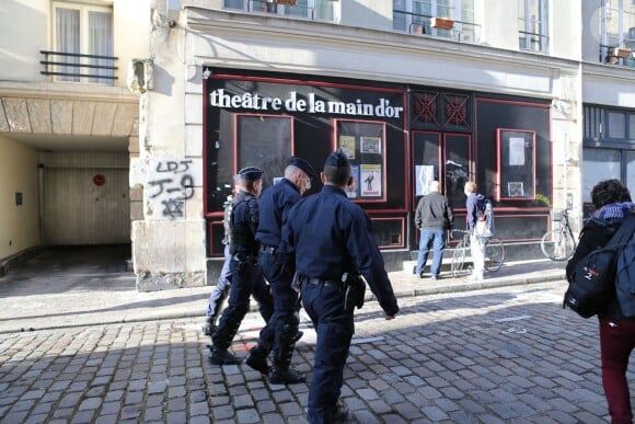 Agitation devant le théâtre de la Main d'or où se produit Dieudonné, le 11 janvier 2014 à Paris.