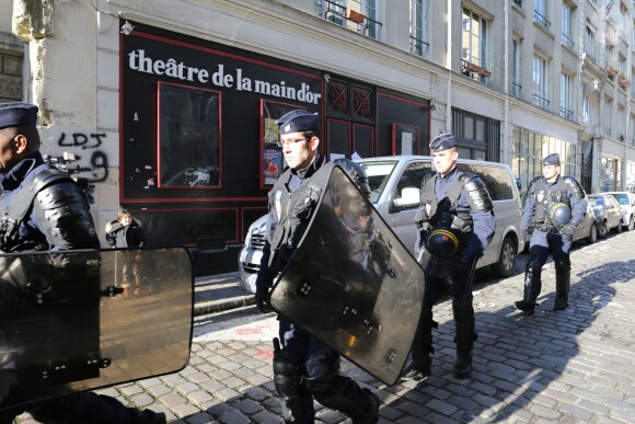 Agitation devant le théâtre de la Main d'or à Paris où se produit Dieudonné, le 11 janvier 2014.