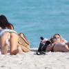 Claudia Romani profite d'une journée ensoleillée sur une plage de Miami, avec ses parents et son petit ami. Miami, le 12 janvier 2014.