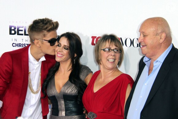 Justin Bieber, sa mère Pattie Mallette et ses grands-parents Bruce et Diane Dale à la première du film "Justin Bieber's Believe" à Los Angeles, le 18 décembre 2013.