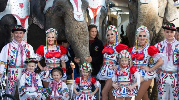 Stéphanie de Monaco : Entre éléphants et troupe colorée, une présidente comblée