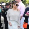 Kim Kardashian, ultrasexy à West Hollywood, accessoirise sa tenue de lunettes Céline, d'un sac Hermès et de sandales Giuseppe Zanotti. Le 11 janvier 2014.