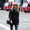 Nicky Hilton en pleine séance shopping à New York, tout de noir vêtue avec un sac Chanel (modèle Boy), un legging en cuir et des bottines Azzedine Alaïa. Le 13 janvier 2014.