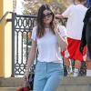 Kylie Jenner quitte un restaurant à Calabasas, habillée d'un t-shirt blanc, d'un pantalon Topshop, d'un sac Chanel et de sandales Gianvito Rossi. La jeune star de télé-réalité tient un porte-clé Fendi (collection Bag Bugs) à la main. Le 11 janvier 2014.
