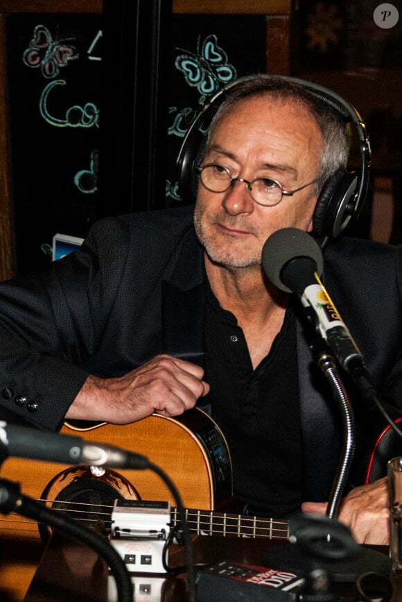 Michael Jones en promo radio pour la sortie de son nouvel album intitule "40-60" à Paris le 31 octobre 2013.