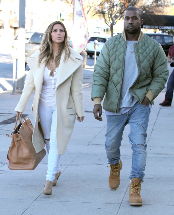 Kim Kardashian et son fiancé Kanye West font du shopping à Los Angeles, le 26 décembre 2013.