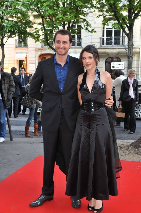 Virginie Ledoyen et Arié Elmaleh lors du gala Amnesty International à Paris le 23 avril 2008
