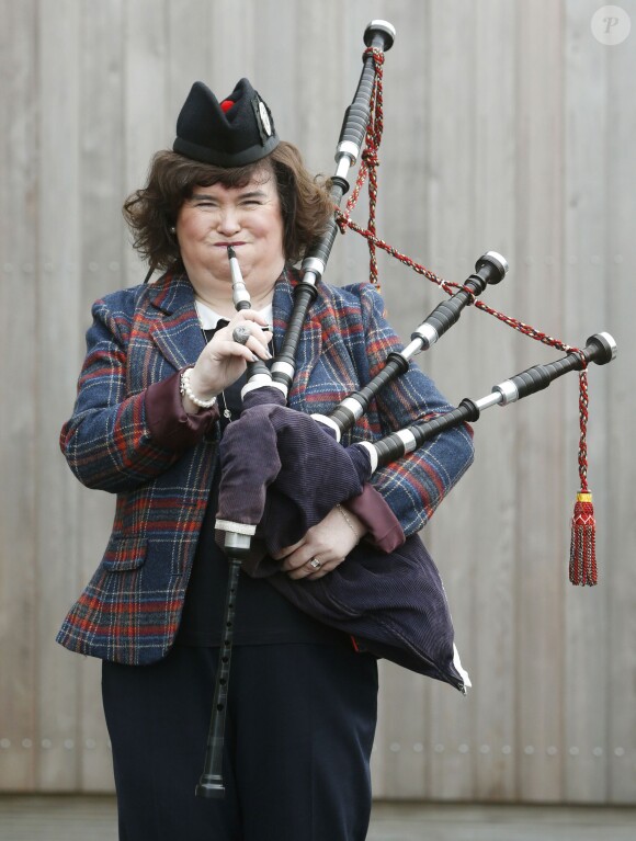 Susan Boyle joue de la cornemuse à Glasgow, le 15 janvier 2014.