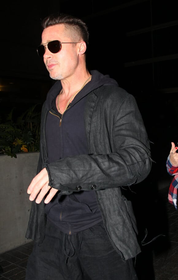 Brad Pitt, à la cool et stylé avec sa nouvelle coupe de cheveux, arrive à l'aéroport LAX à Los Angeles, le 17 janvier 2014.