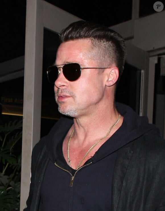 Brad Pitt avec sa nouvelle coupe de cheveux, à l'aéroport LAX à Los Angeles, le 17 janvier 2014.