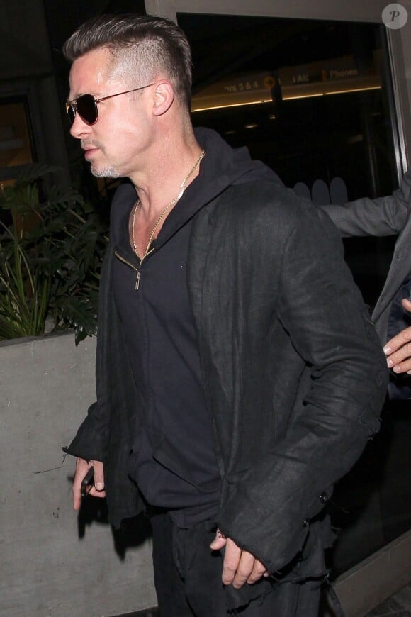 Brad Pitt, 50 ans et avec sa nouvelle coupe de cheveux, à l'aéroport LAX à Los Angeles, le 17 janvier 2014.