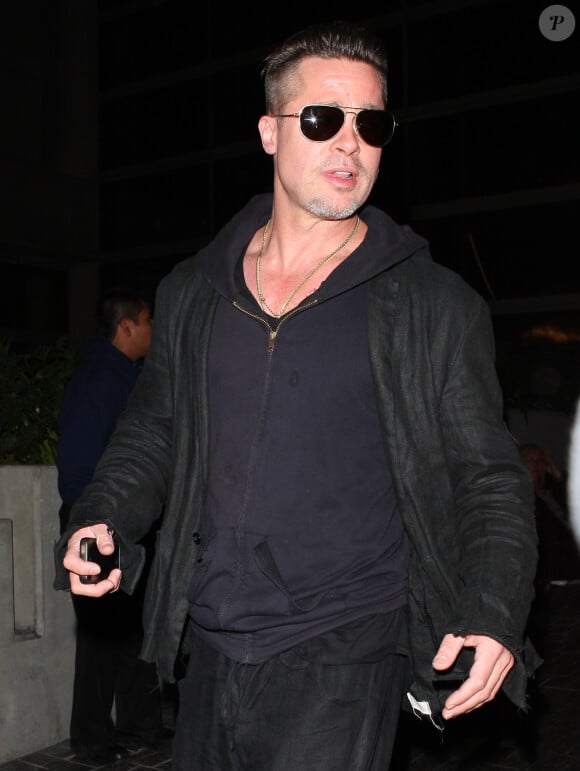 Brad Pitt, à la cool avec sa nouvelle coupe de cheveux, arrive à l'aéroport LAX à Los Angeles, le 17 janvier 2014.
