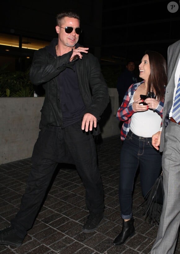 Brad Pitt (nouvelle coupe de cheveux) face à une fan, arrive à l'aéroport LAX à Los Angeles, le 17 janvier 2014.