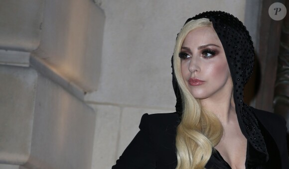 Lady Gaga arrive à la Chambre de Commerce et d'Industrie pour le défilé Atelier Versace printemps-été 2014. Paris, le 19 janvier 2014.