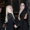Lady Gaga et Donatella Versace à l'entrée de la Chambre de Commerce et d'Industrie, quelques minutes avant le début du défilé Atelier Versace printemps-été 2014. Paris, le 19 janvier 2014.