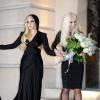Lady Gaga, accueillie par Donatella Versace à son arrivée à la Chambre de Commerce et d'Industrie pour le défilé Atelier Versace printemps-été 2014. Paris, le 19 janvier 2014.
