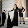 Lady Gaga, accueillie par Donatella Versace à son arrivée à la Chambre de Commerce et d'Industrie pour le défilé Atelier Versace printemps-été 2014. Paris, le 19 janvier 2014.