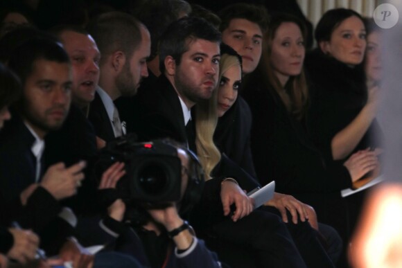 Lady Gaga assiste au défilé Atelier Versace printemps-été 2014, à la Chambre de Commerce et d'Industrie. Paris, le 19 janvier 2014.