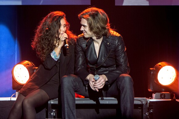 La chanteuse Judith en duo, sur la chanson "Hallelujah", avec Amaury Vassili à l'Alhambra à Paris, le 17 janvier 2014.