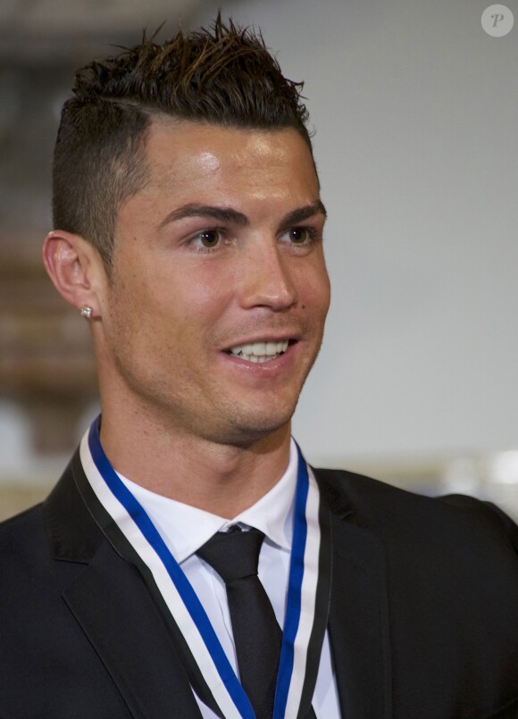 Cristiano Ronaldo (Real Madrid) est decoré par le président portugais Anibal Cavaco Silva de la médaille du grand officier de l'Ordre de l'Infant Dom Henri lors d'une cérémonie au palais présidentiel de Belem à Lisbonne le 20 janvier 2014.