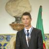 Cristiano Ronaldo est decoré par le président portugais Anibal Cavaco Silva de la médaille du grand officier de l'Ordre de l'Infant Dom Henri lors d'une cérémonie au palais présidentiel de Belem à Lisbonne le 20 janvier 2014.