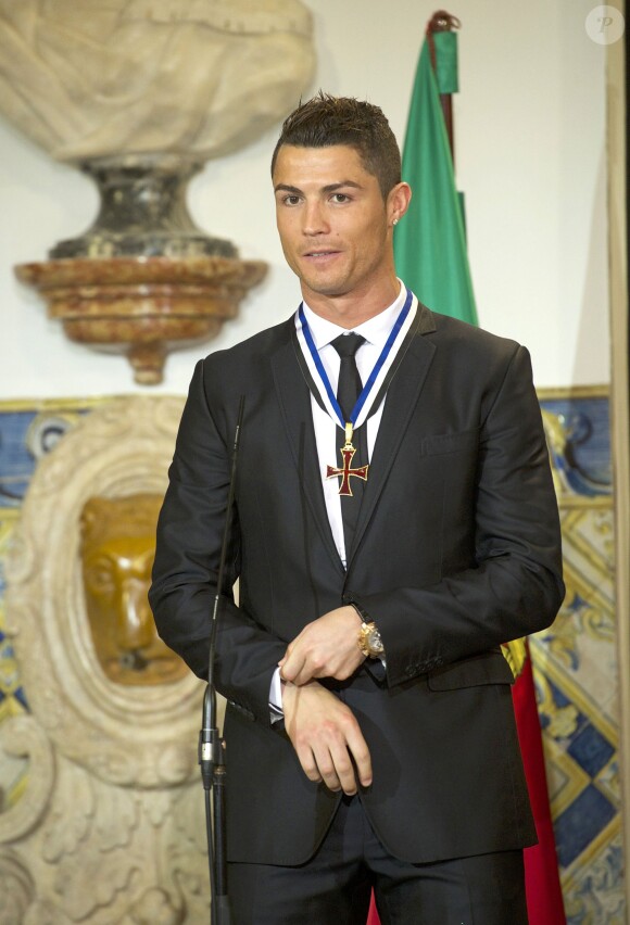 Cristiano Ronaldo est decoré par le président Anibal Cavaco Silva de la médaille du grand officier de l'Ordre de l'Infant Dom Henri lors d'une cérémonie au palais présidentiel de Belem à Lisbonne le 20 janvier 2014.