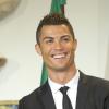 Cristiano Ronaldo est decoré par le président portugais Anibal Cavaco Silva de la médaille du grand officier de l'Ordre de l'Infant Dom Henri lors d'une cérémonie au palais présidentiel de Belem à Lisbonne le 20 janvier 2014.
